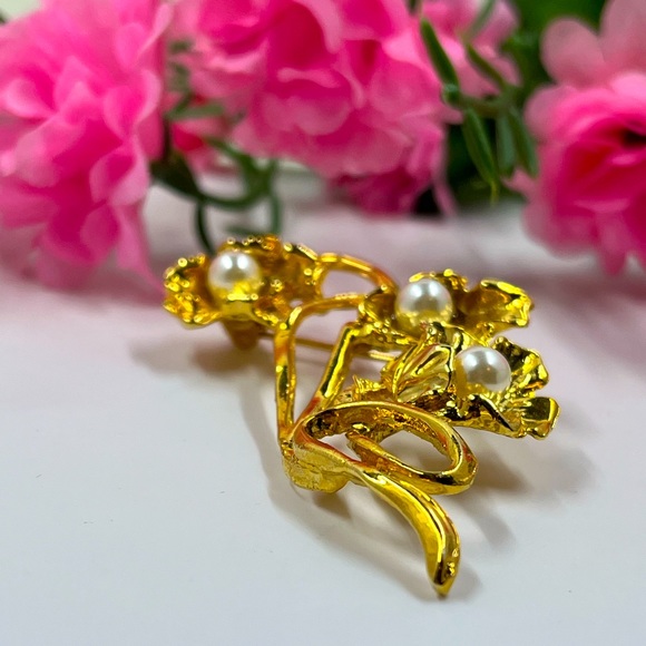 Fairy Flower Gold Plated Vintage Brooch with Pearl Accents - Picture 2 of 5